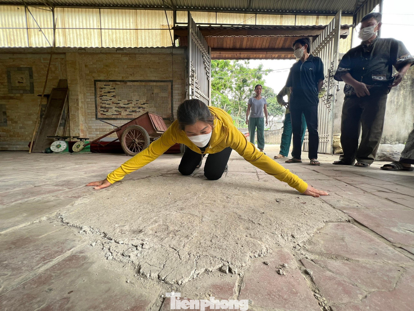 'Hố tử thần' được gia đình ông Ngọc tự lấp nay cũng đã xuất hiện nhiều vết nứt