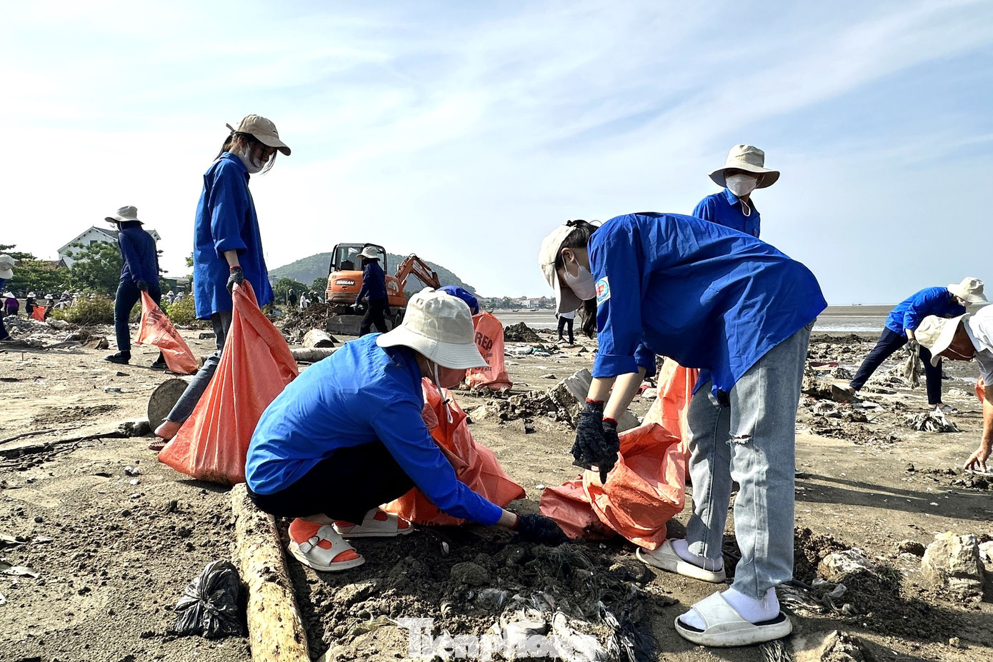 Trong thời gian một buổi, đoàn viên thanh niên đã làm sạch 2 km chiều dài bãi biển