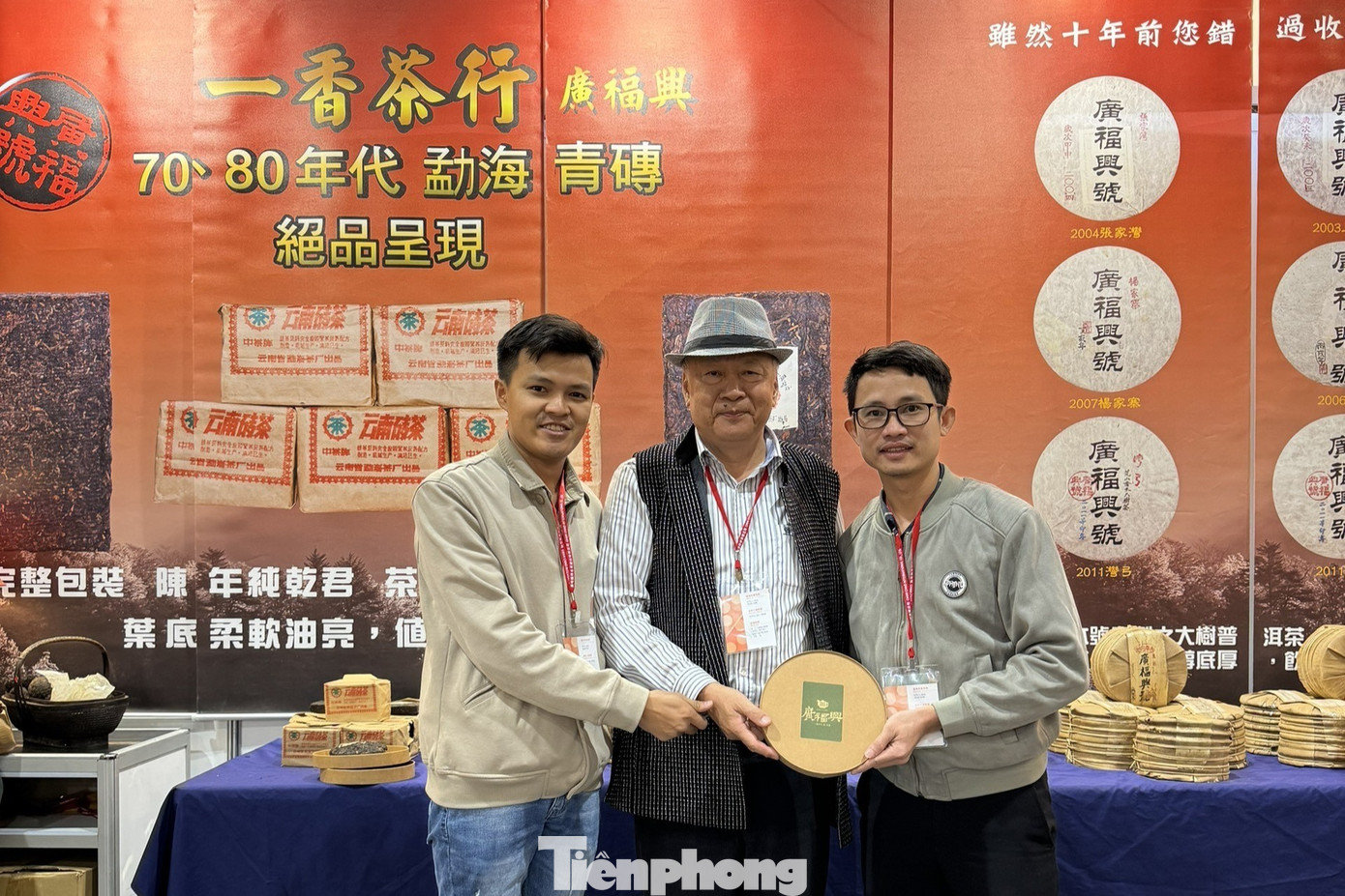 Đào Quang Vũ (phải) đưa sản phẩm trà Shan tuyết tham dự Hội trà thế giới năm 2023 ở Đài Loan.