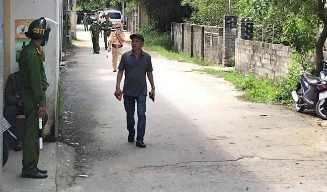 Sau khi nghi phạm P. đã được dẫn về trụ sở công an trước, Đại tá Nam cầm theo khẩu súng là tang vật (trong túi bóng đỏ ở tay phải) ra ngoài và đi xe riêng về trụ sở công an.