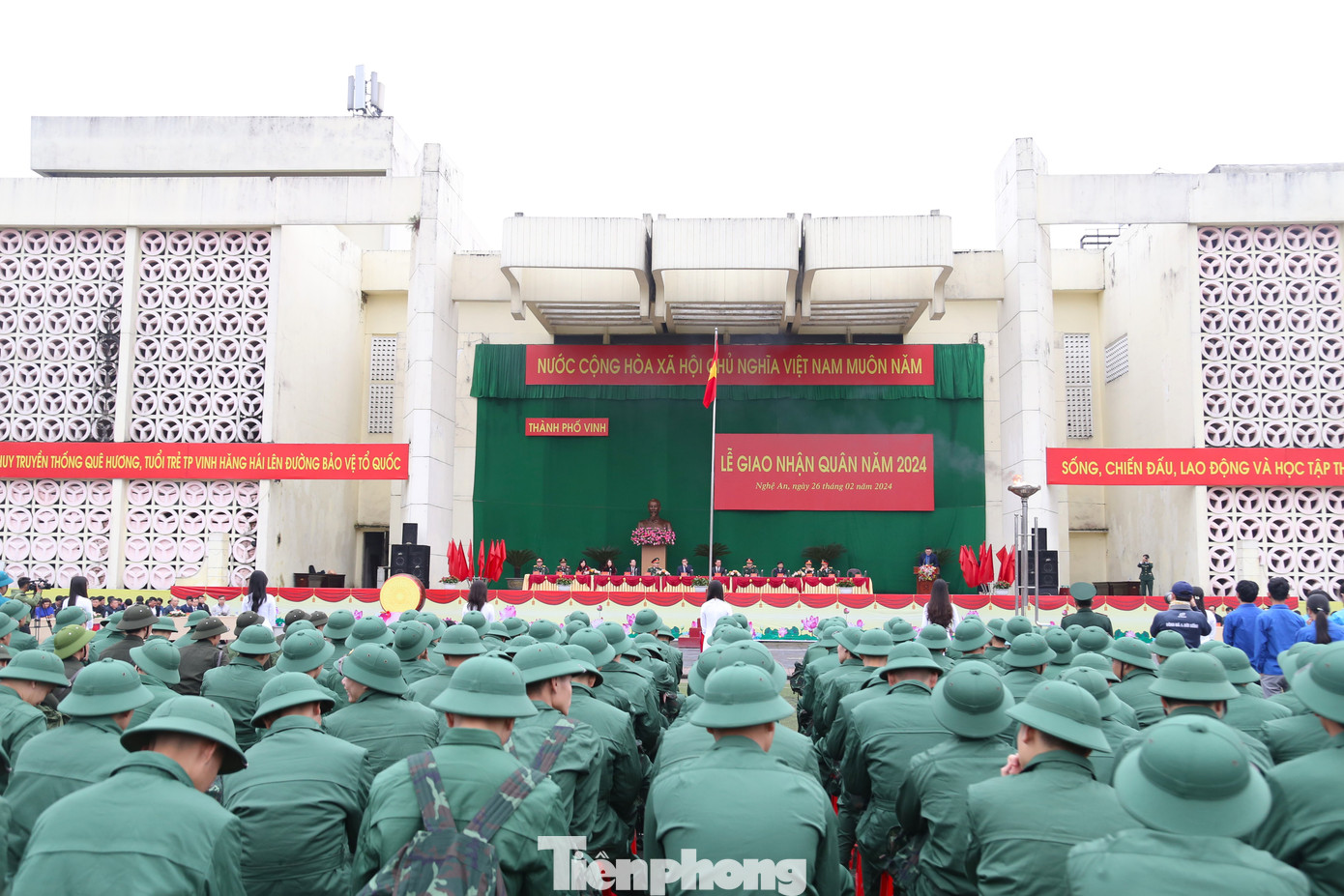 Ngay từ sáng sớm, rất đông người dân TP Vinh đã có mặt tại Nhà văn hóa lao động tỉnh Nghệ An để tiễn các tân binh lên đường làm nhiệm vụ. Đợt tuyển quân này, TP Vinh có 147 thanh niên nhập ngũ. Trong đó, có 131 công dân thực hiện nghĩa vụ tham gia quân đội nhân dân Việt Nam, 16 công dân thực hiện nghĩa vụ tham gia công an nhân dân. Ngay từ sáng sớm, rất đông người dân TP Vinh đã có mặt tại Nhà văn hóa lao động tỉnh Nghệ An để tiễn các tân binh lên đường làm nhiệm vụ. Đợt tuyển quân này, TP Vinh có 147 thanh niên nhập ngũ. Trong đó, có 131 công dân thực hiện nghĩa vụ tham gia quân đội nhân dân Việt Nam, 16 công dân thực hiện nghĩa vụ tham gia công an nhân dân.