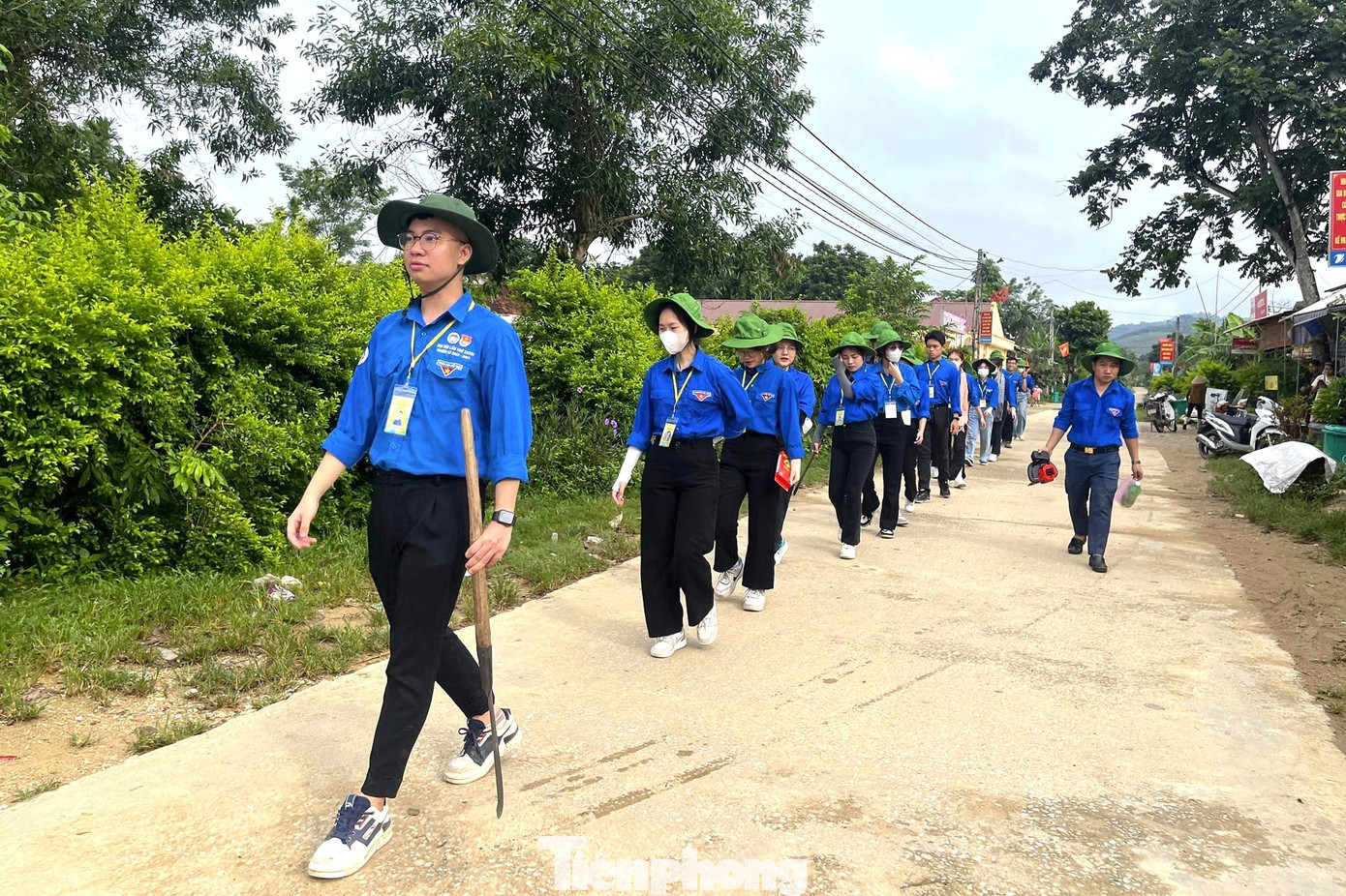 Mùa hè Xanh năm nay, hơn 40 đoàn viên, thanh niên Liên Chi đoàn khoa Du lịch và Khách sạn trường Đại học Kinh tế quốc dân Hà Nội đã về với bản Hoa Tiến, xã Châu Tiến, huyện miền núi Quỳ Châu, Nghệ An.
