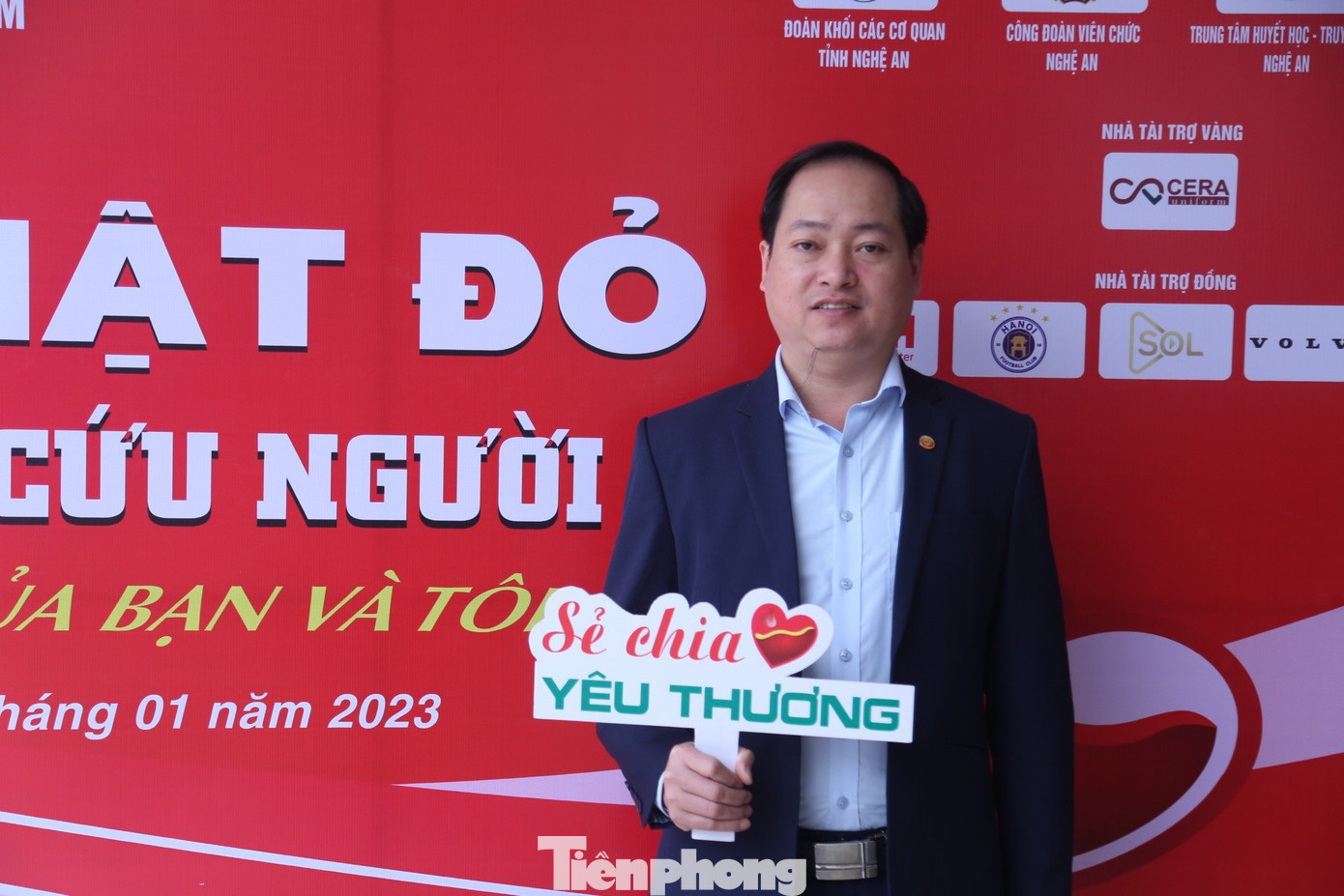 Anh Nguyễn Hữu Bình (SN 1983) - Chủ tịch MTTQ phường Trường Thi, TP Vinh đã có 43 lần hiến máu tình nguyện, tham gia chương trình hiến máu Chủ nhật Đỏ. Ảnh: Thu Hiền