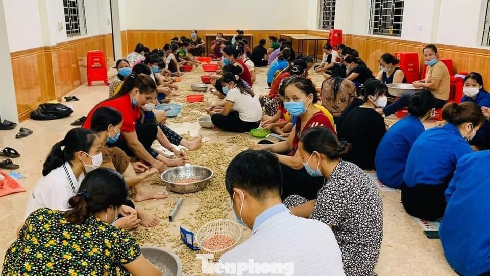 Những ngày qua, bà con nhiều làng quê xứ Nghệ chung tay hỗ trợ nhu yếu phẩm với mong muốn tiếp sức cùng người dân TPHCM chống dịch.