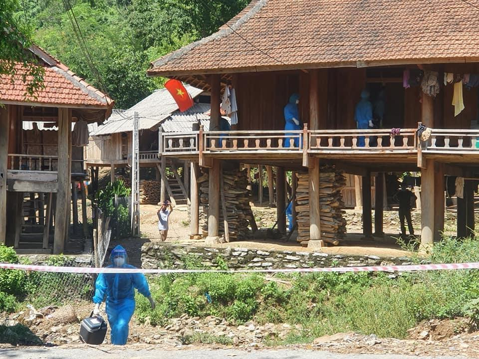 Nhân viên y tế lấy mẫu xét nghiệm cho toàn bộ người dân bản Chăm Puông. Nhân viên y tế lấy mẫu xét nghiệm cho toàn bộ người dân bản Chăm Puông.