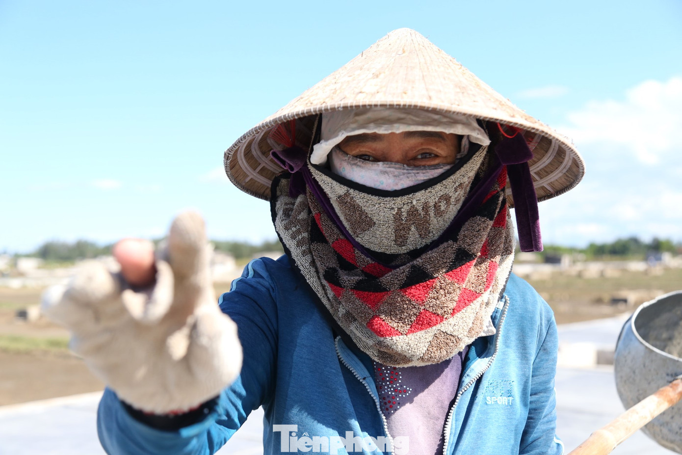 Để tránh nắng, diêm dân phải trùm kín người