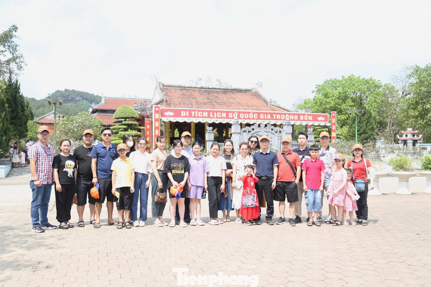 Đoàn du khách đến từ tỉnh Quảng Ninh về thăm Truông Bồn dịp nghỉ lễ 30/4 và 1/5. Đoàn du khách đến từ tỉnh Quảng Ninh về thăm Truông Bồn dịp nghỉ lễ 30/4 và 1/5.