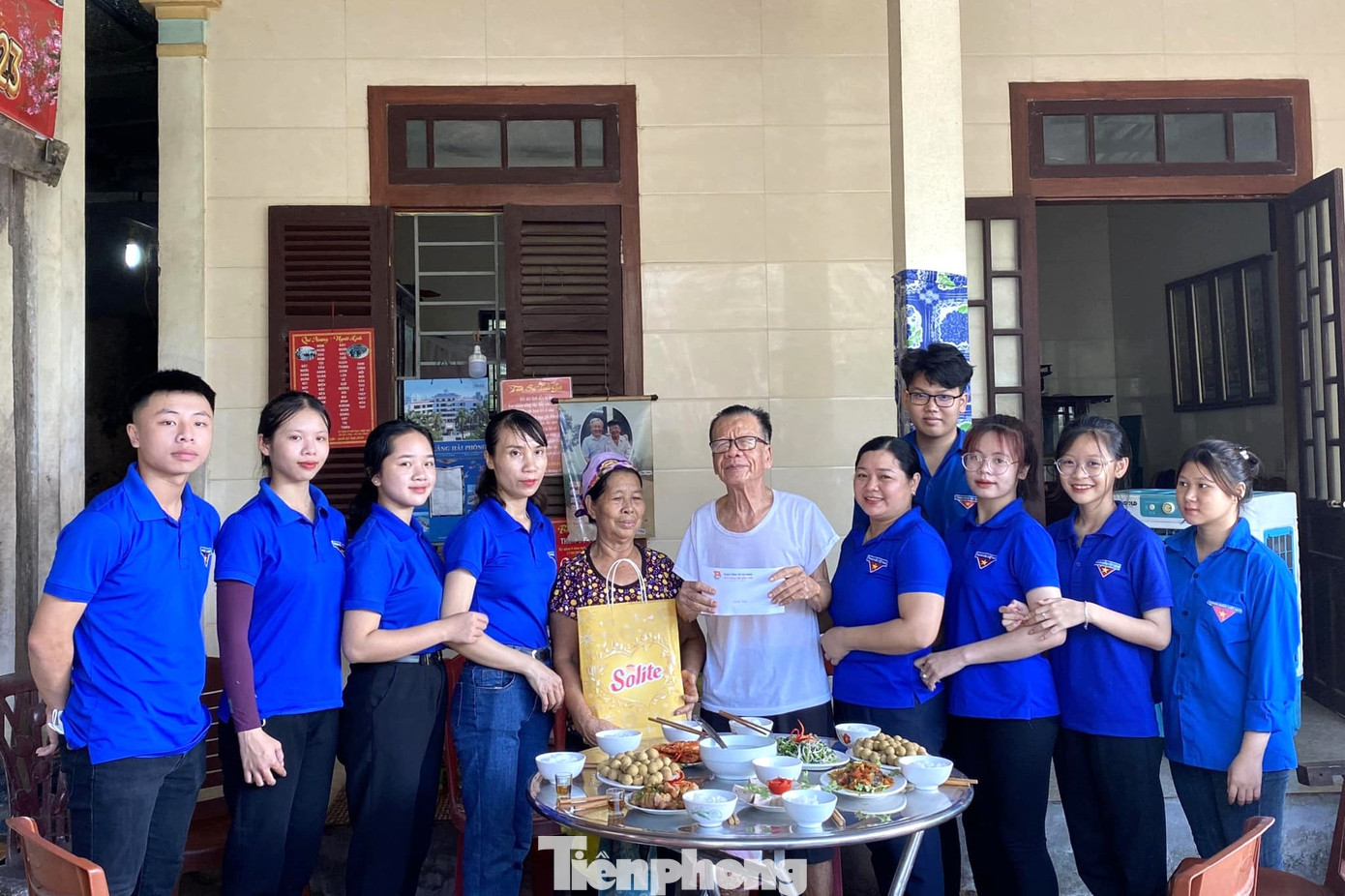 Đoàn viên thanh niên tổ chức bữa cơm yêu thương tại gia đình ông Hoàng Sỹ Nghi (trú xóm 2, xã Diễn Thọ, huyện Diễn Châu). Bác Nghi là thương binh 4/4, bị nhiễm chất độc hóa học.