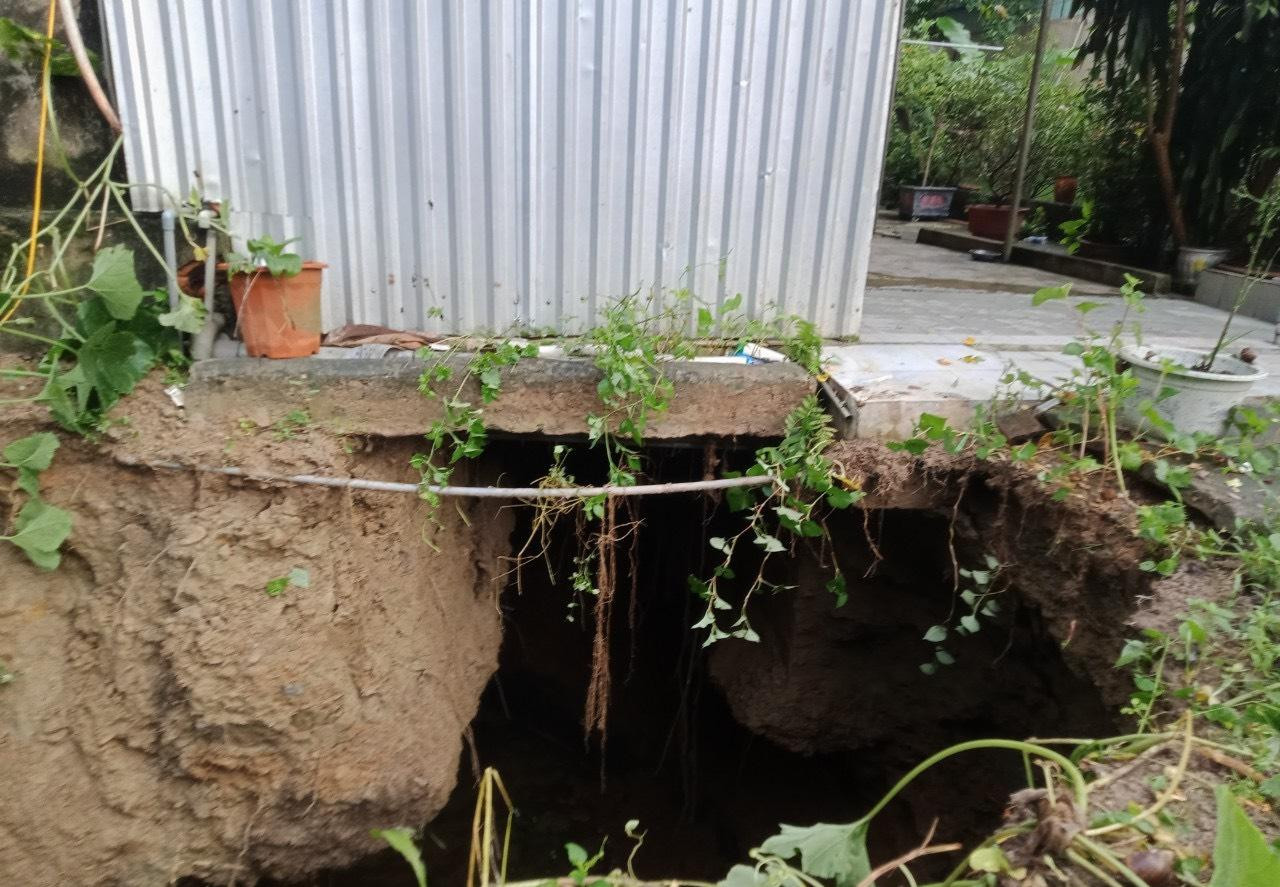 "Hố tử thần" xuất hiện tại móng nhà dân ở bản Na Hiêng, xã Châu Hồng ngày 27/5, người dân tháo chạy ra khỏi nhà "Hố tử thần" xuất hiện tại móng nhà dân ở bản Na Hiêng, xã Châu Hồng ngày 27/5, người dân tháo chạy ra khỏi nhà