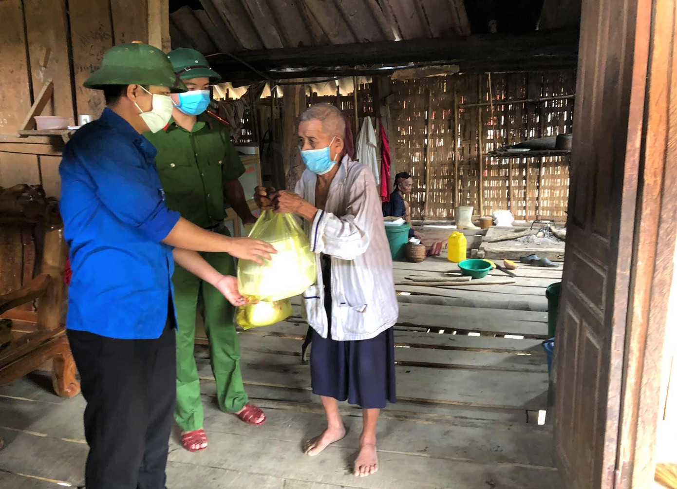 Đều đặn sáng tối, Hạnh mang cơm cho vợ chồng ông Lữ Văn Môn và bà Mong Thị Hương