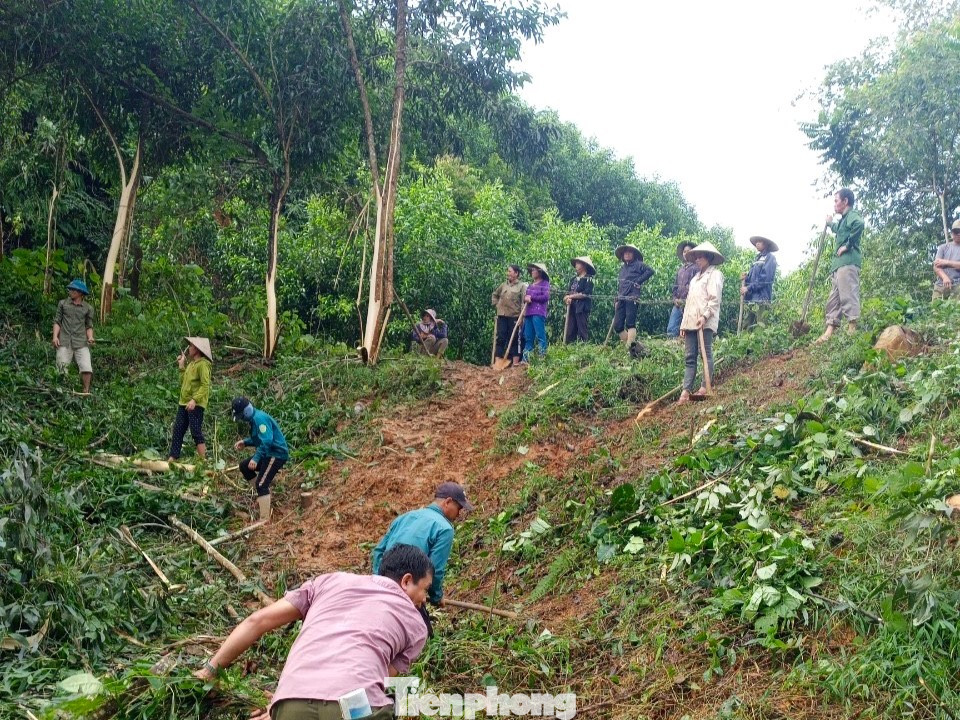 Hơn 100 người dân cùng lực lượng dân quân, công an xã tham gia dọn cây keo, bụi rậm, chặt tre, đào đất, vác đá mở đường.