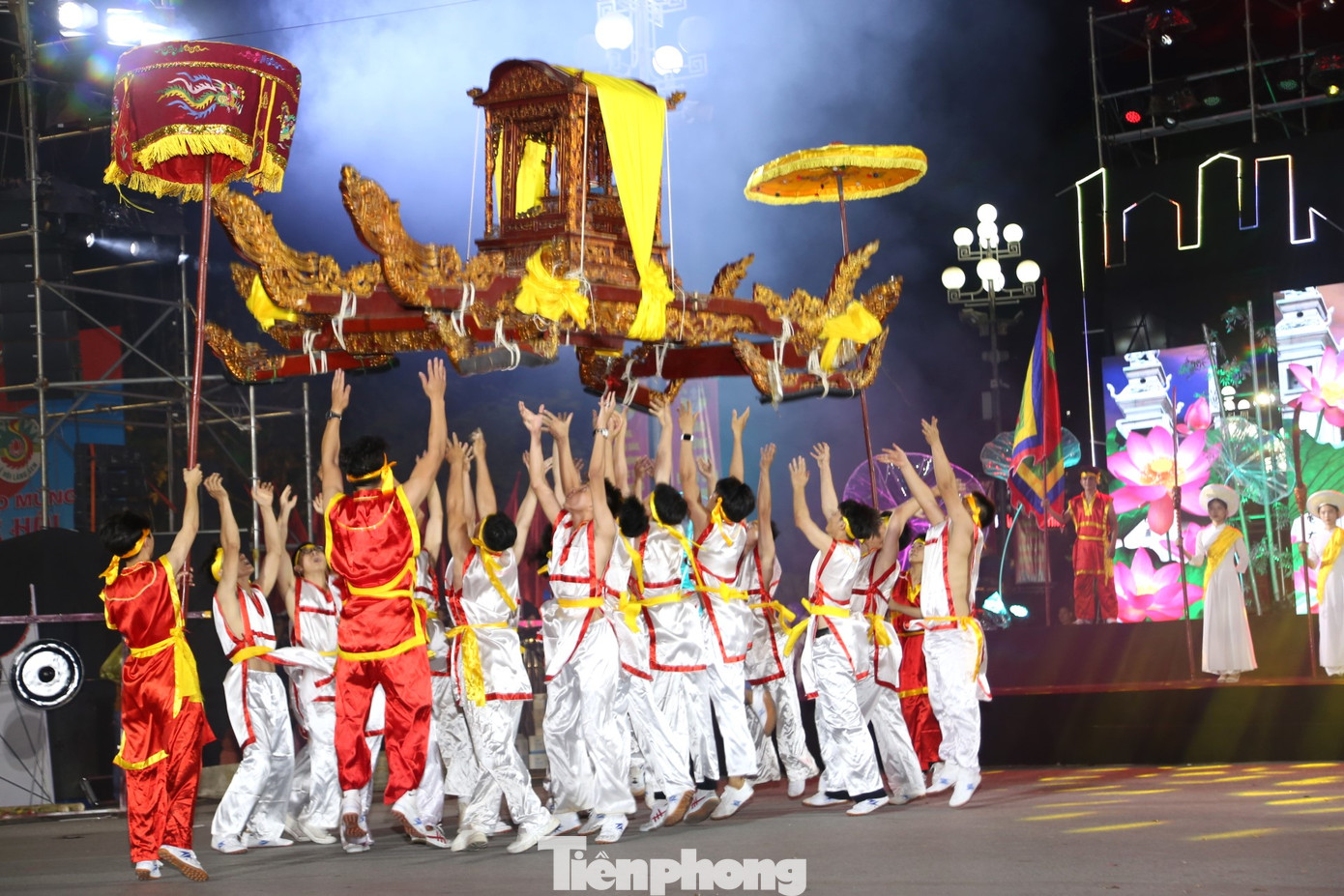 Màn “Rước kiệu bay”, chạy ói cầu ngư là hoạt động không thể thiếu trong lễ hội Đền Cờn, cầu mong sức khỏe, mưa thuận gió hòa, tôm cá đầy khoang…