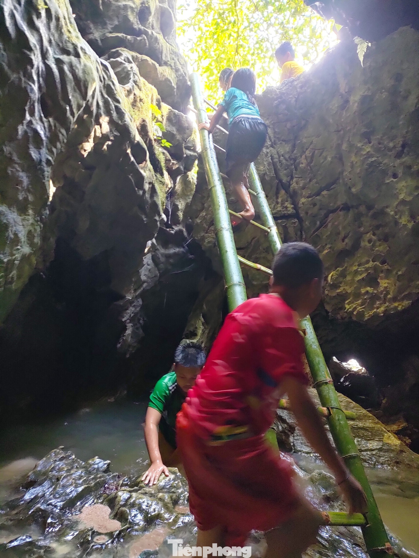 Các em nhỏ thích thú vào trong hang tắm mát