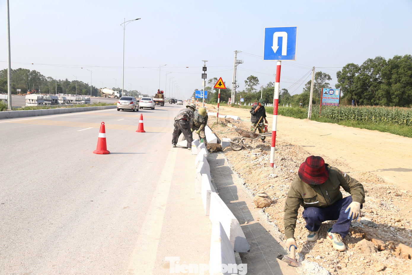 Những ngày này, Nghệ An đang trải qua đợt nắng nóng gay gắt, nền nhiệt có lúc chạm ngưỡng 40 độ C. Nắng nóng như vắt kiệt sức những lao động nghèo mưu sinh ngoài trời. Trong ảnh, công nhân trên công trường thi công dự án Đại lộ Vinh - Cửa Lò phơi mình dưới nắng gắt gấp rút làm việc.