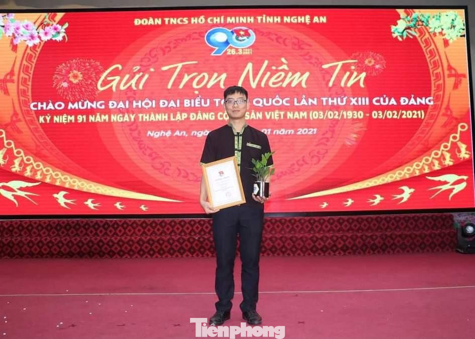 Moong Văn Bún nhận danh hiệu Đảng viên trẻ tuổi nhất trong 13 đại biểu được nhận danh hiệu Đảng viên trẻ tiêu biểu tỉnh Nghệ An năm 2021.