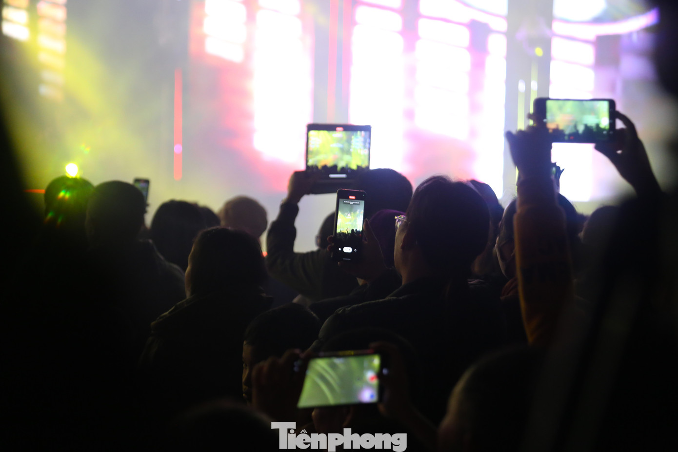 Nhiều người dân hào hứng livestream chương trình nghệ thuật trên mạng xã hội.