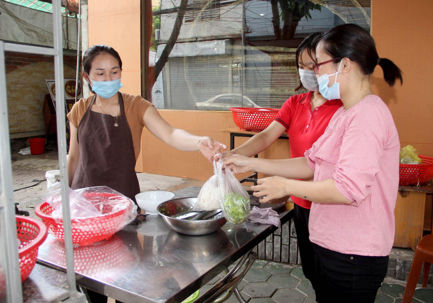 Dừng các hoạt động kinh doanh dịch vụ ăn uống, kể cả bán mang về