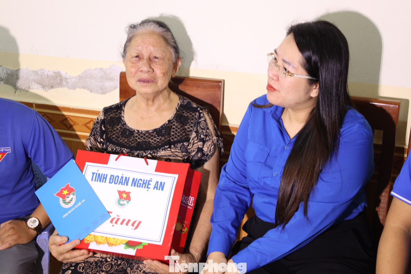 Chị Nguyễn Thị Phương Thúy – Phó Bí thư Tỉnh Đoàn Nghệ An thăm, tặng quà Bà Nguyễn Thị Thìn (SN 1950), trú tại khối 1, phường Quán Bàu, thành phố Vinh. Bà Nguyễn Thị Thìn là cựu Thanh niên xung phong, hiện sống một mình, sức khỏe yếu và có hoàn cảnh khó khăn.