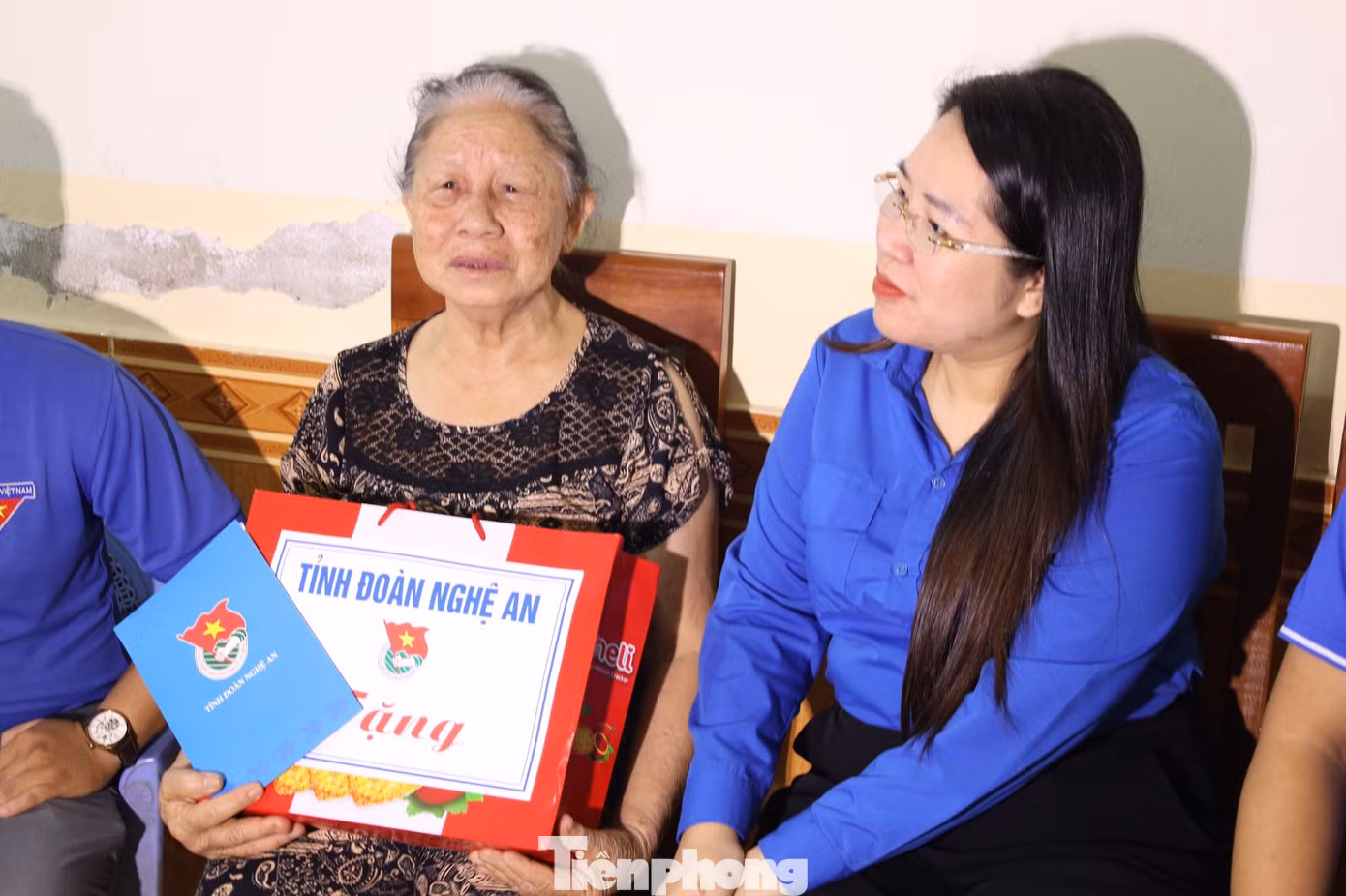 Chị Nguyễn Thị Phương Thúy – Phó Bí thư Tỉnh Đoàn Nghệ An thăm, tặng quà Bà Nguyễn Thị Thìn (SN 1950), trú tại khối 1, phường Quán Bàu, thành phố Vinh. Bà Nguyễn Thị Thìn là cựu Thanh niên xung phong, hiện sống một mình, sức khỏe yếu và có hoàn cảnh khó khăn.