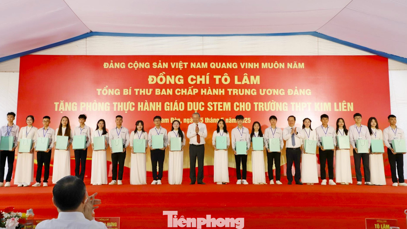 Tổng Bí thư Tô Lâm tặng phòng thực hành giáo dục STEM cho học sinh trường THPT Kim Liên Tổng Bí thư Tô Lâm tặng phòng thực hành giáo dục STEM cho học sinh trường THPT Kim Liên
