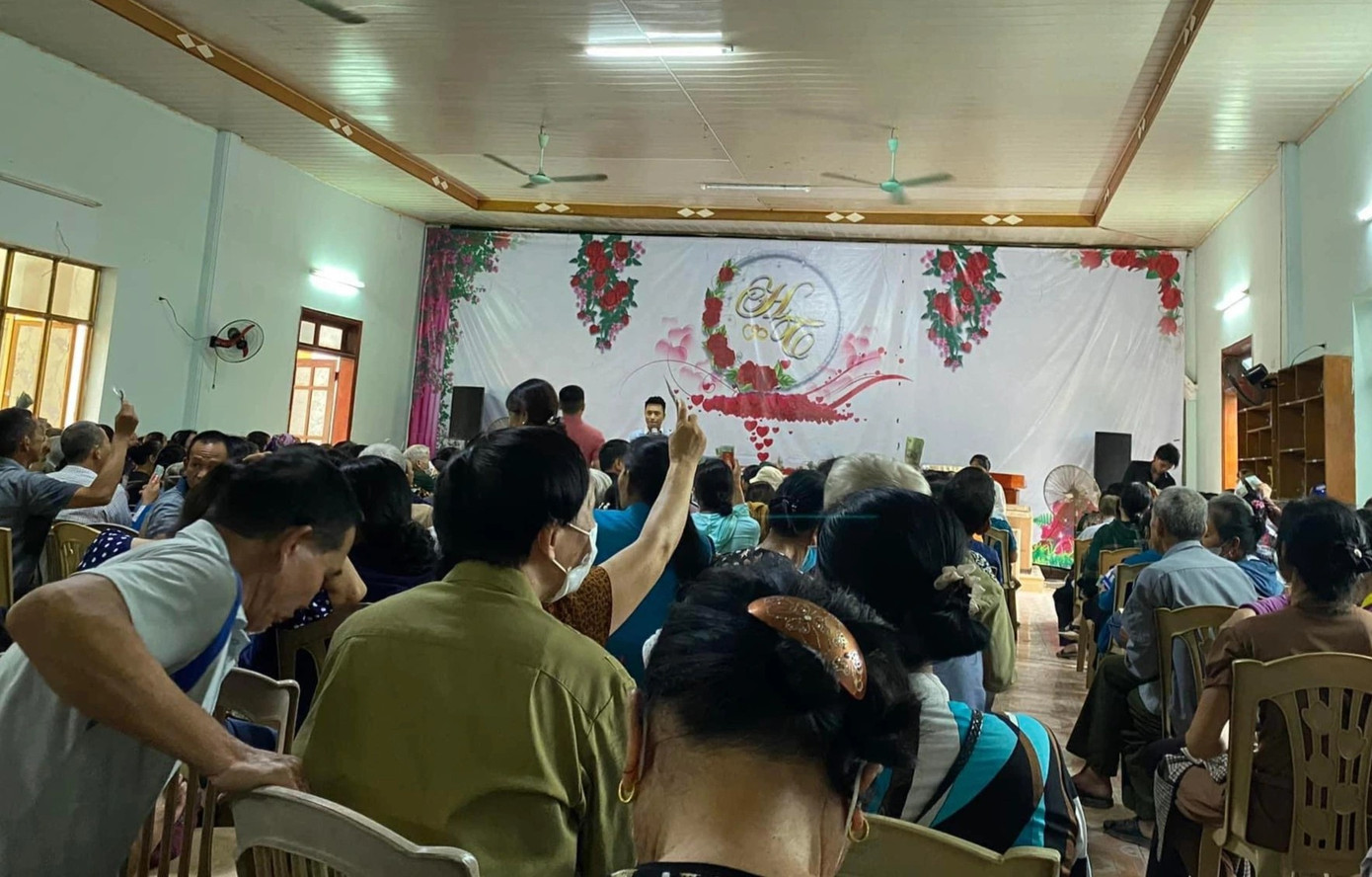 Hàng trăm người dân tham gia hội thảo tại khách sạn ở thị trấn Tân Kỳ.