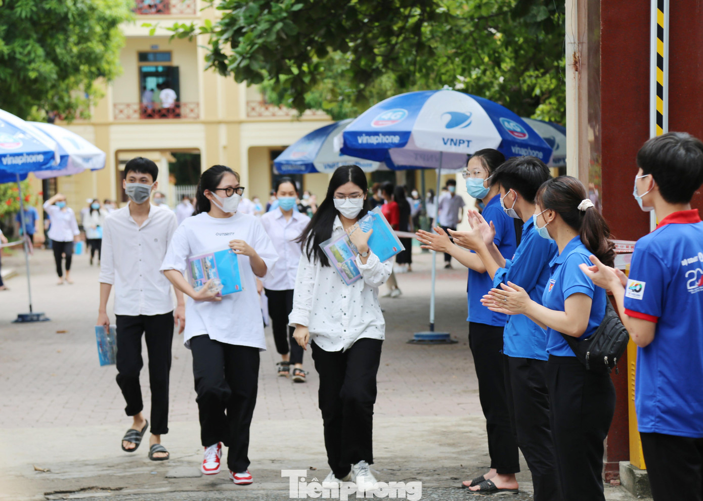 Họ có mặt ở mọi điểm thi và sẵn sàng phục vụ người nhà, thí sinh trong kỳ thi tốt nghiệp THPT năm 2022. (Ảnh: TH)