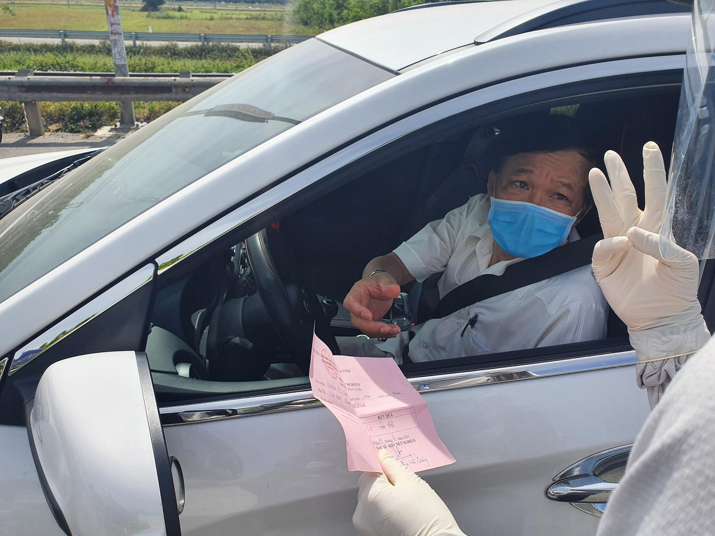 Nhiều tài xế chở hàng vào thành Vinh buộc phải dừng ở điểm chốt, rồi gọi điện thoại cho người thân ra vận chuyển hàng vào. Nhiều tài xế chở hàng vào thành Vinh buộc phải dừng ở điểm chốt, rồi gọi điện thoại cho người thân ra vận chuyển hàng vào.