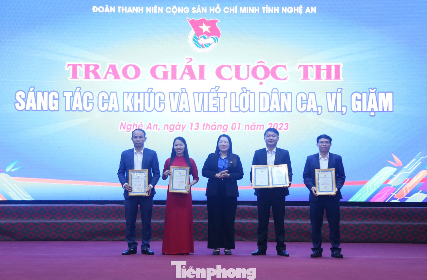 Trao giải cuộc thi sáng tác ca khúc và viết lời Dân ca, Ví, Giặm Trao giải cuộc thi sáng tác ca khúc và viết lời Dân ca, Ví, Giặm