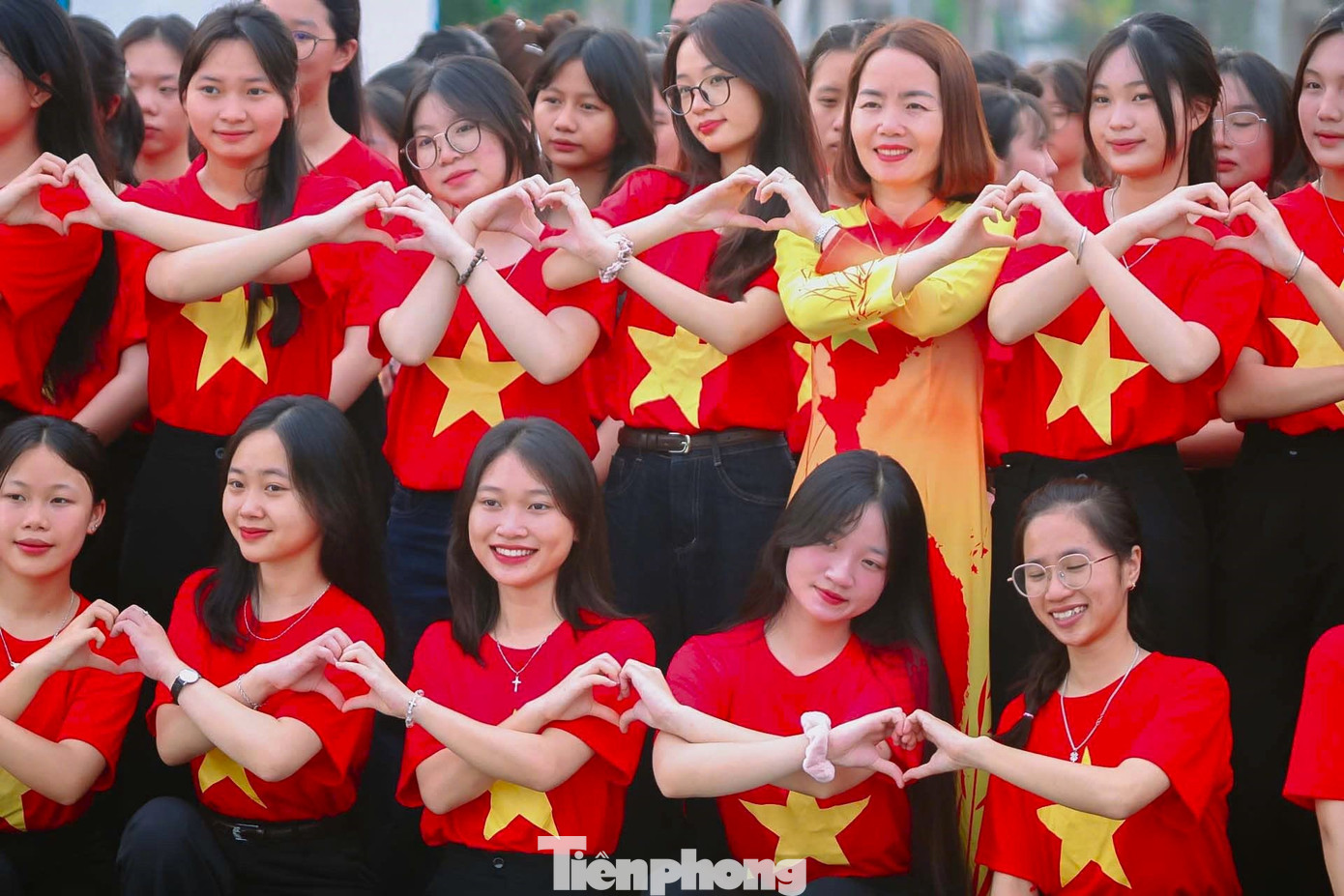 50 năm trước, trong màu áo xanh bạc màu nắng gió, thế hệ cha anh đã đi qua khói lửa chiến tranh, viết nên khúc tráng ca thống nhất dưới ngọn cờ độc lập. 50 năm sau, trong màu áo đỏ rực rỡ sân trường, tuổi trẻ chúng ta tự hào tiếp nối trang sử ấy, thắp lên ngọn lửa yêu nước, niềm tự hào dân tộc bất diệt.