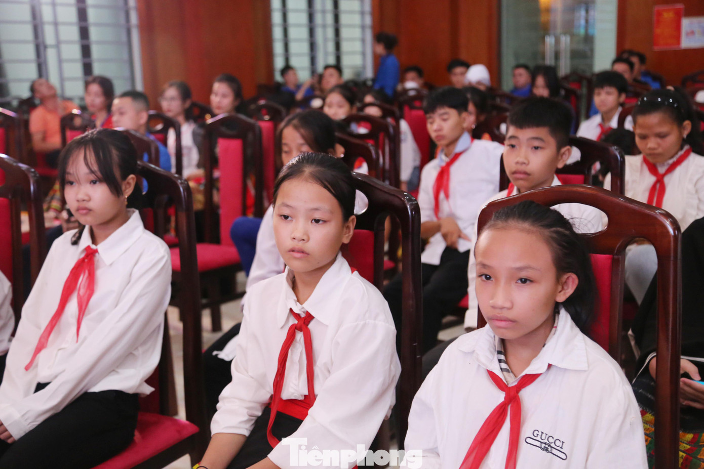 101 em đại diện cho 135 em đội viên, thiếu niên nhi đồng được các cấp bộ Đoàn trên toàn tỉnh Nghệ An nhận đỡ đầu, giúp đỡ. 101 em đại diện cho 135 em đội viên, thiếu niên nhi đồng được các cấp bộ Đoàn trên toàn tỉnh Nghệ An nhận đỡ đầu, giúp đỡ.