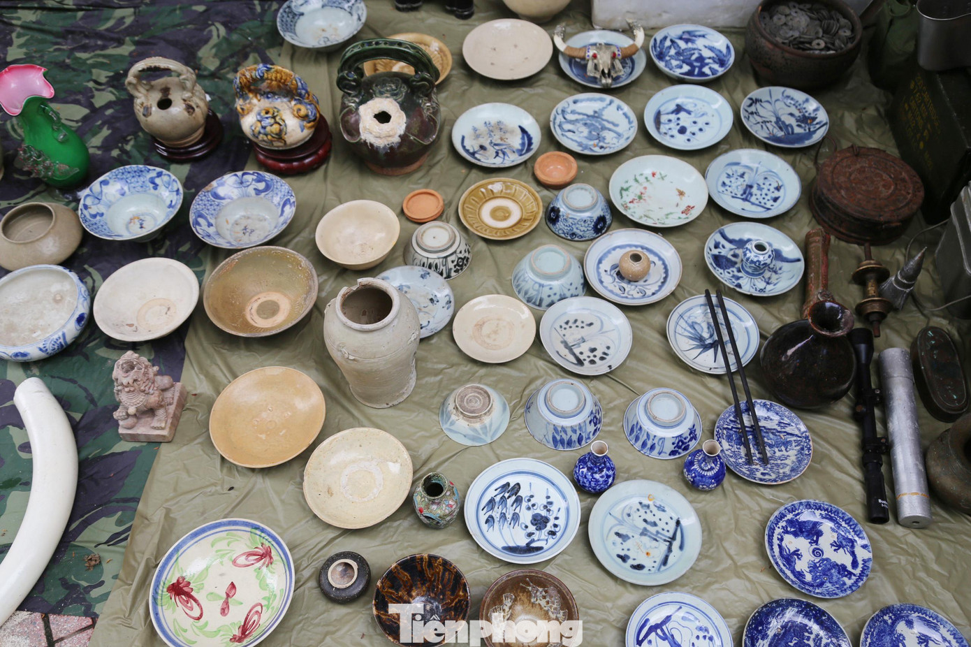 Chợ được lập ra nhằm để những người yêu, am hiểu và sống bằng nghề buôn đồ cổ trao đổi, mua bán và giao lưu với nhau. Hầu hết họ đã quen biết nhau từ trước và có mối quan hệ làm ăn lâu dài.