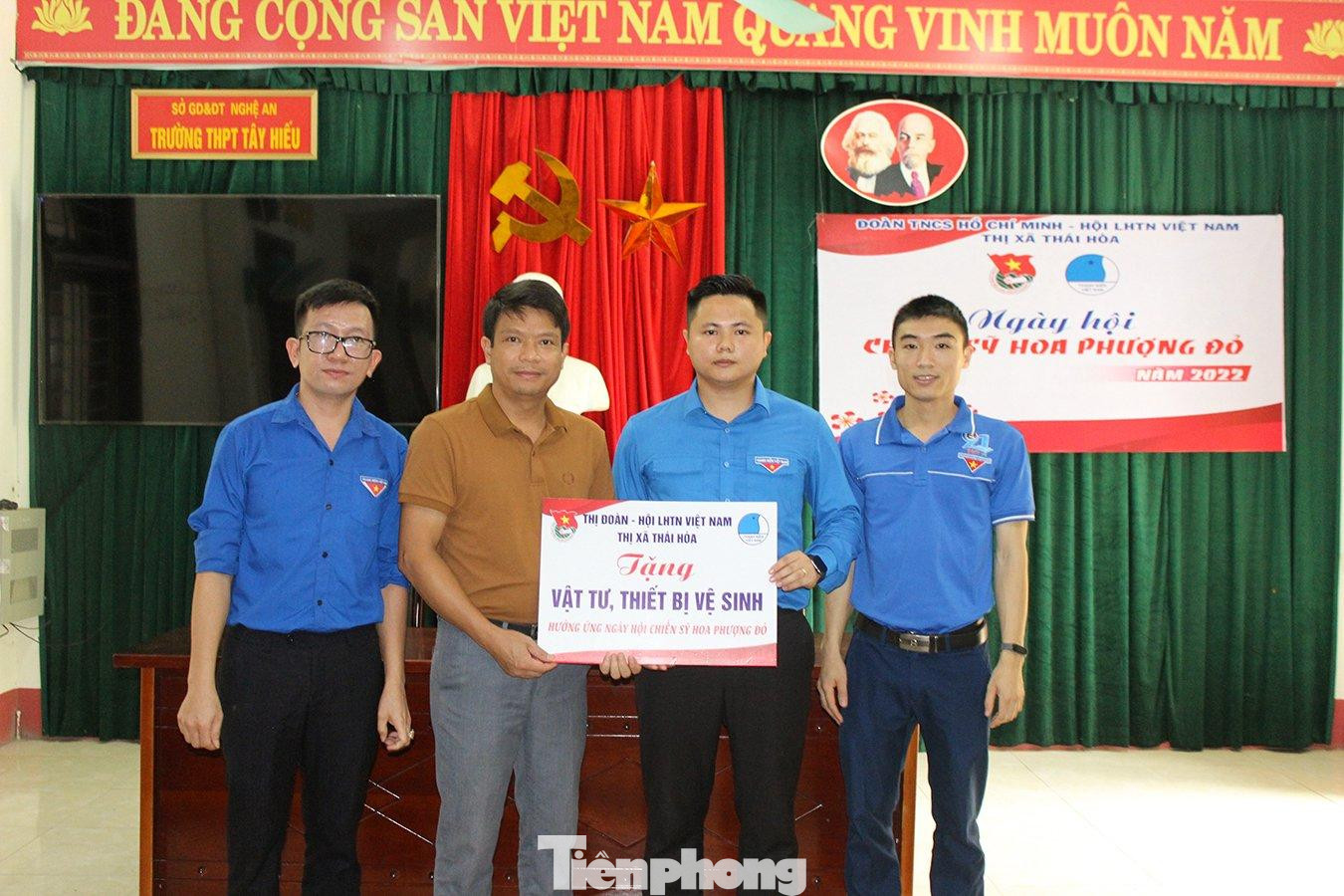 Tổ chức trao tặng vật tư, thiết bị vệ sinh cho trường THPT Tây Hiếu, thị xã Thái Hòa