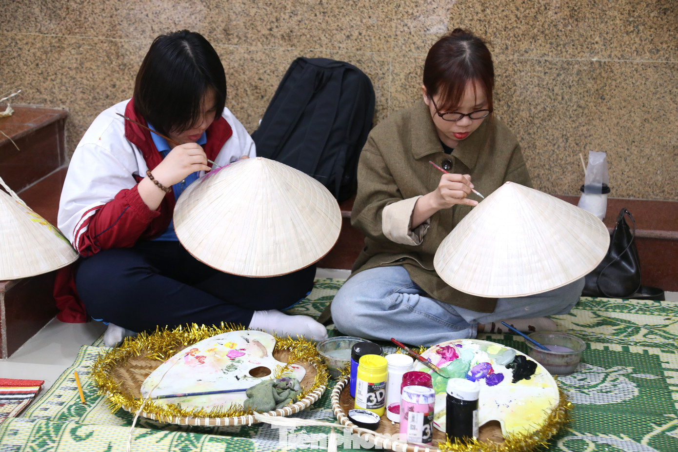 Những chiếc nón sau đó sẽ được các họa sỹ đến từ một xưởng vẽ nghệ thuật trên địa bàn TP Vinh thổi hồn thông qua những hình vẽ sinh động như hoa sen, hoa cúc hay phong cảnh quê hương, đất nước nhằm tôn thêm vẻ đẹp chiếc nón lá.