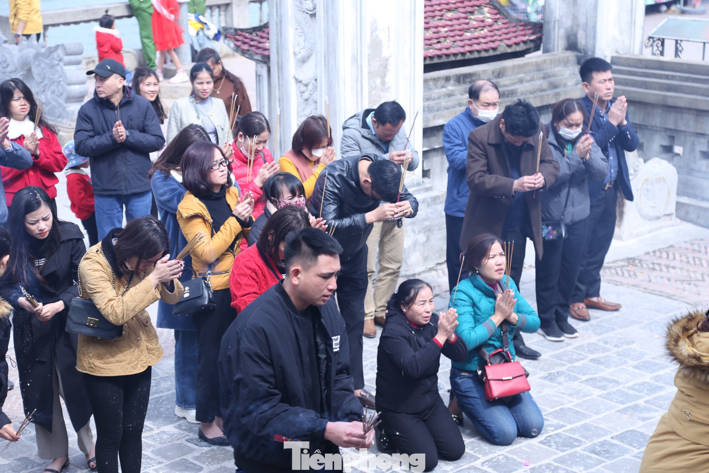 Ai nấy đều thành tâm cầu mong một năm mới nhiều sức khỏe, bình an, tài lộc. Ai nấy đều thành tâm cầu mong một năm mới nhiều sức khỏe, bình an, tài lộc.