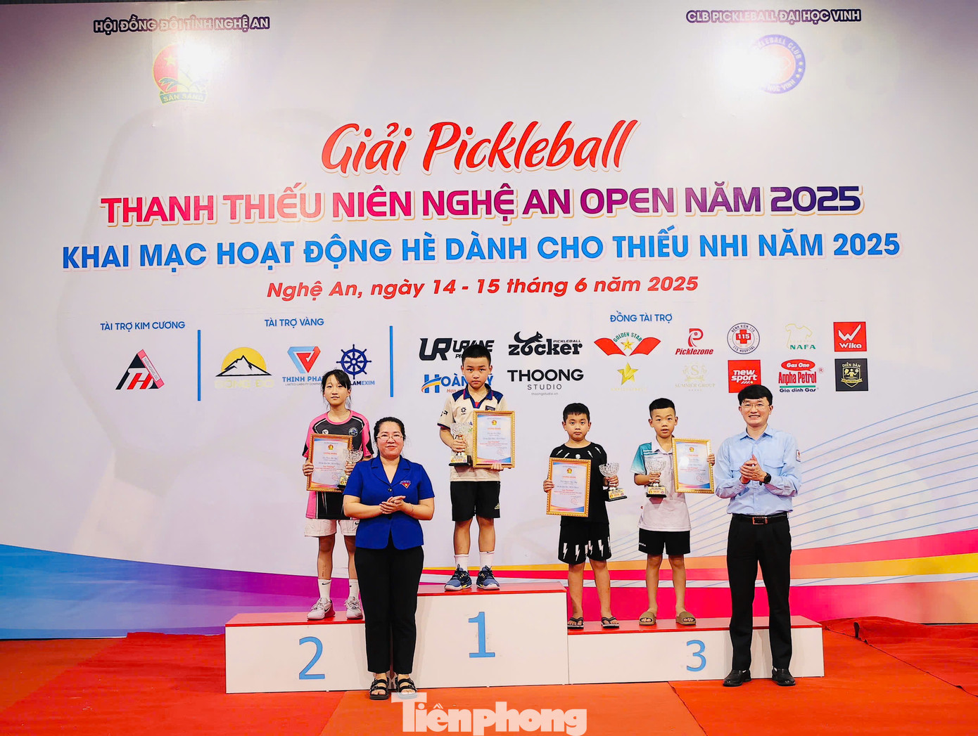 : Ban Tổ chức Giải Pickleball Thanh thiếu niên Nghệ An Open năm 2025 trao cup và giấy chứng nhận cho các vận động viên tham gia. : Ban Tổ chức Giải Pickleball Thanh thiếu niên Nghệ An Open năm 2025 trao cup và giấy chứng nhận cho các vận động viên tham gia.