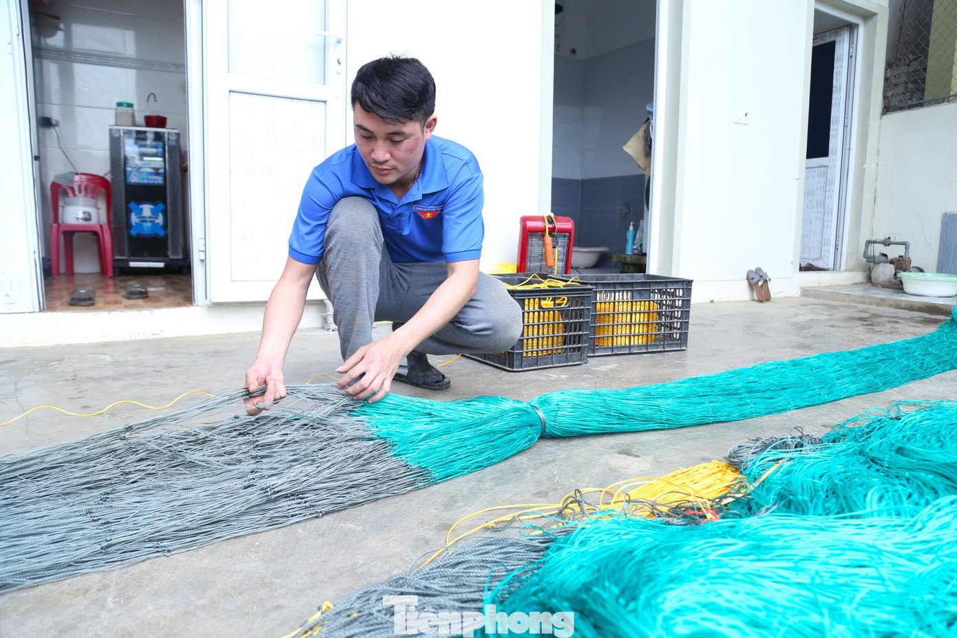 Nghề sửa, đan lưới mang lại cho anh Lộc thu nhập 300 triệu đồng mỗi năm.