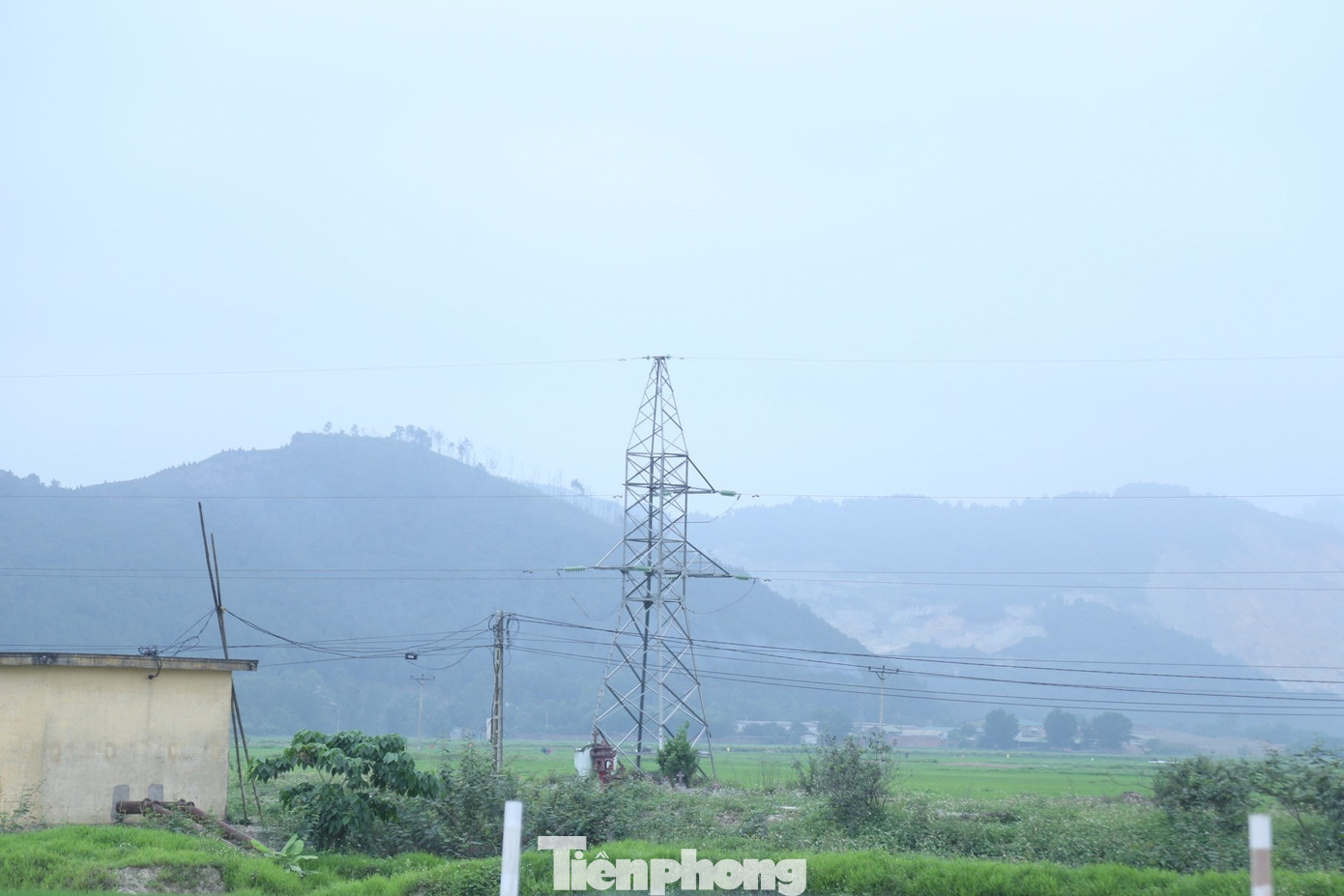 Từ ngày 9-12/4, một vị trí đường điện cao thế 220kv phía Nam QL46B vắt qua tuyến cao tốc đoạn Diễn Châu-Bãi Vọt, xã Hưng Tây đã được di dời tuy nhiên vẫn tồn tại một vị trí phía Bắc QL46B, xã Hưng Tây vẫn chưa được di dời và không biết khi nào mới di dời xong.