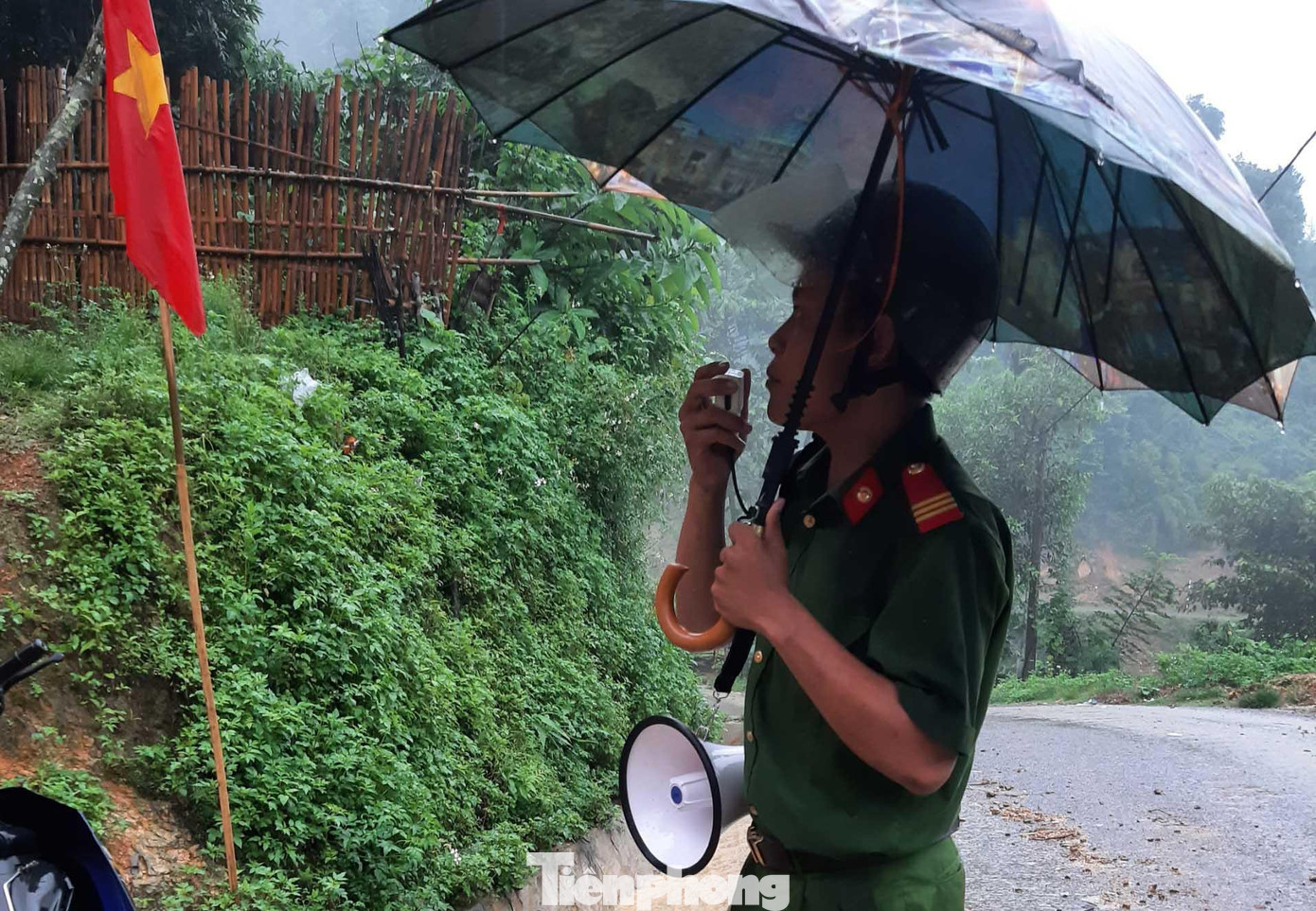 Loa phát thanh tuyên truyền, vận động bà con di dời đến nơi an toàn