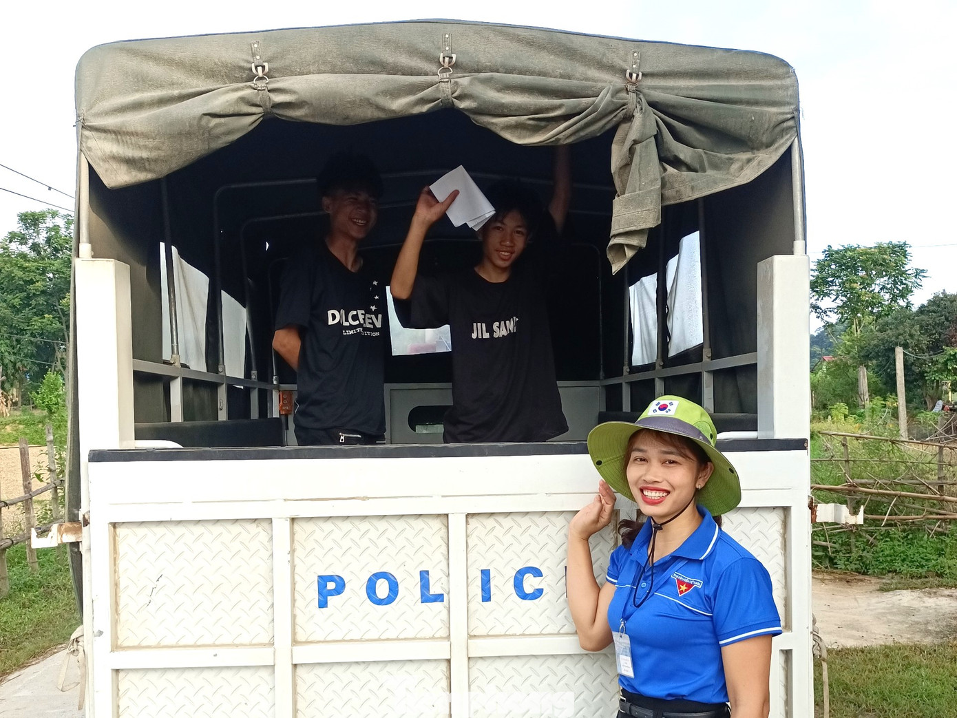 Hai thí sinh may mắn được đón đi thi kịp thời