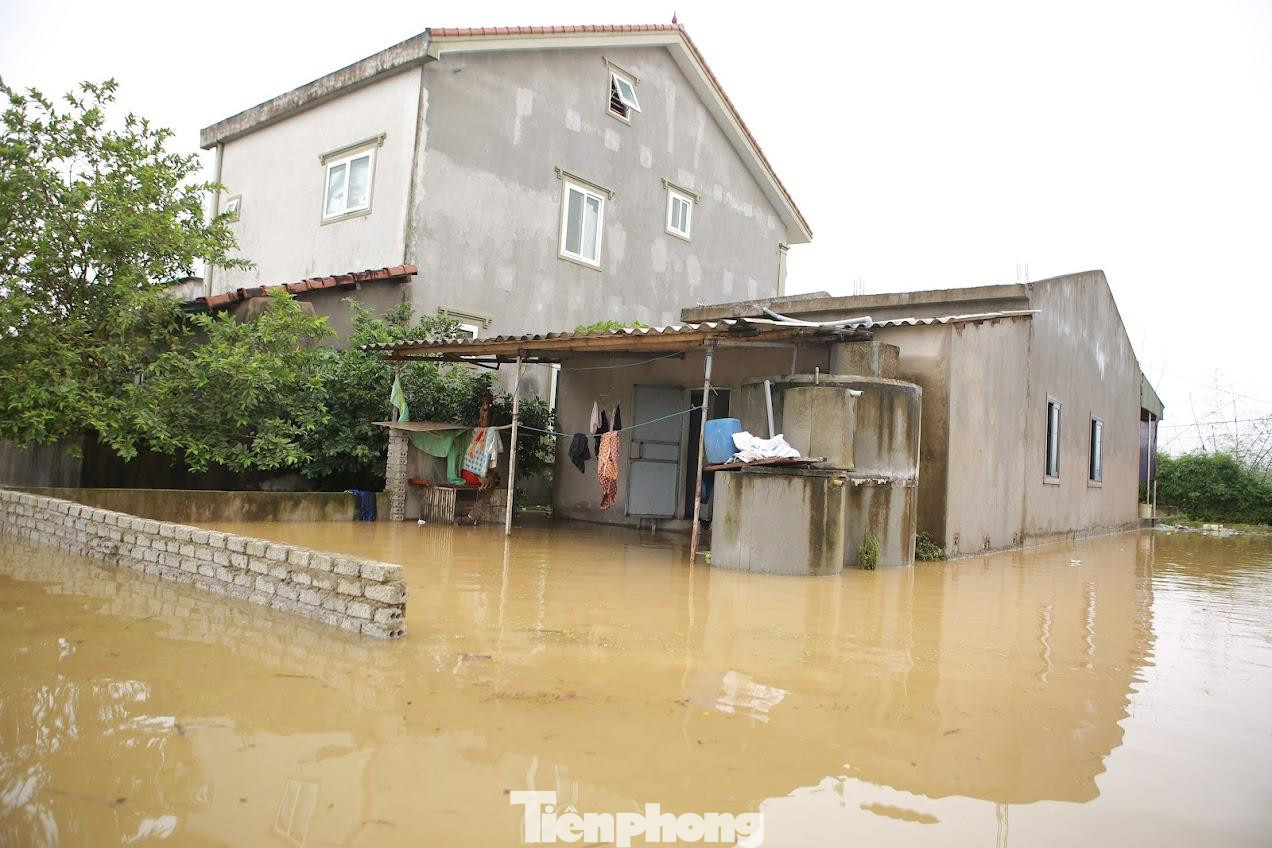 Nhiều ngôi nhà ngập sâu trong nước