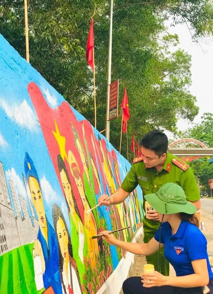 Những “họa sỹ tay ngang” đã biến bức tường cũ kỹ thành những tác phẩm hội họa rất bắt mắt.