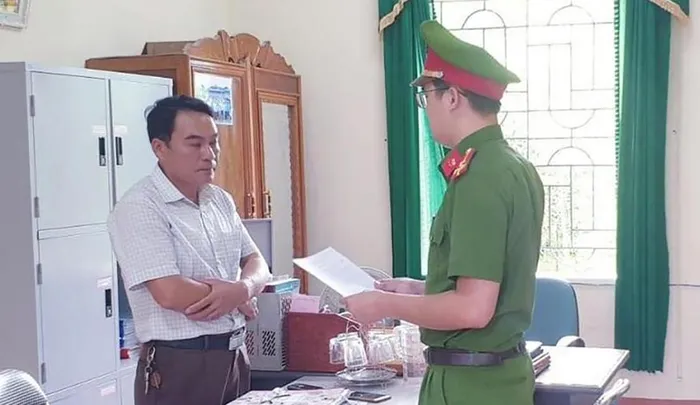 Công bố các thủ tục đối với bị can Nguyễn Văn Hiếu, nguyên Chủ tịch UBND xã Đỉnh Sơn