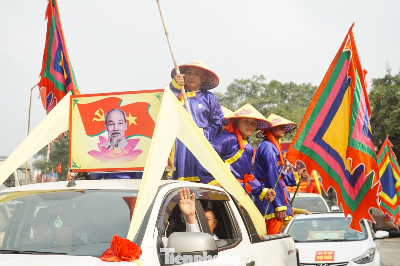 Đoàn rước thần kéo dài cả cây số với sự tham gia của người dân 21 khối, nhóm, di chuyển cả đi lẫn về khoảng 6 km. Đi đầu đoàn rước là các khối đi bộ như khối võ thuật, rước cờ, rước sắc phong...
