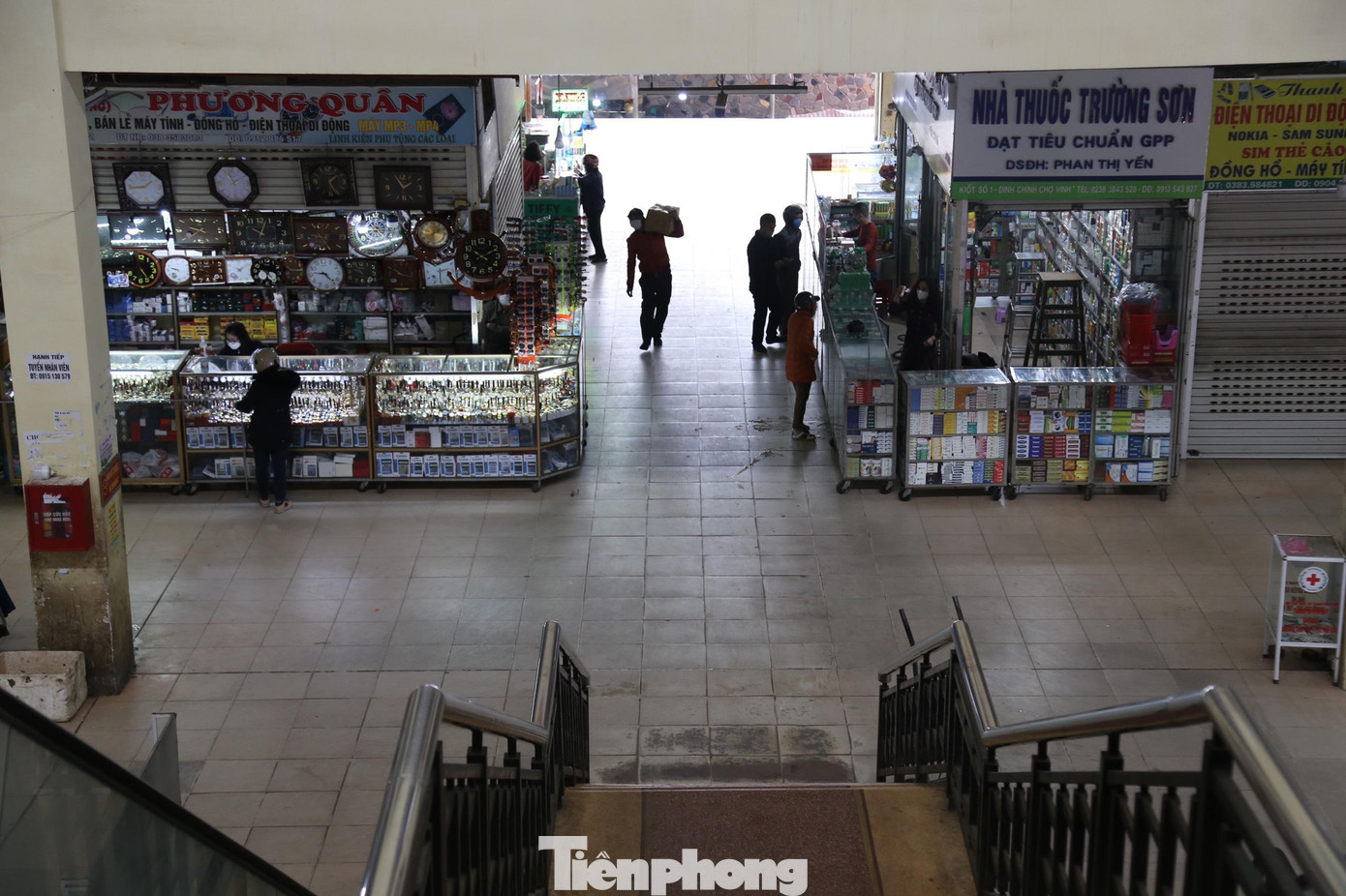 Các lối đi thưa thớt người trong sáng ngày rằm tháng Giêng