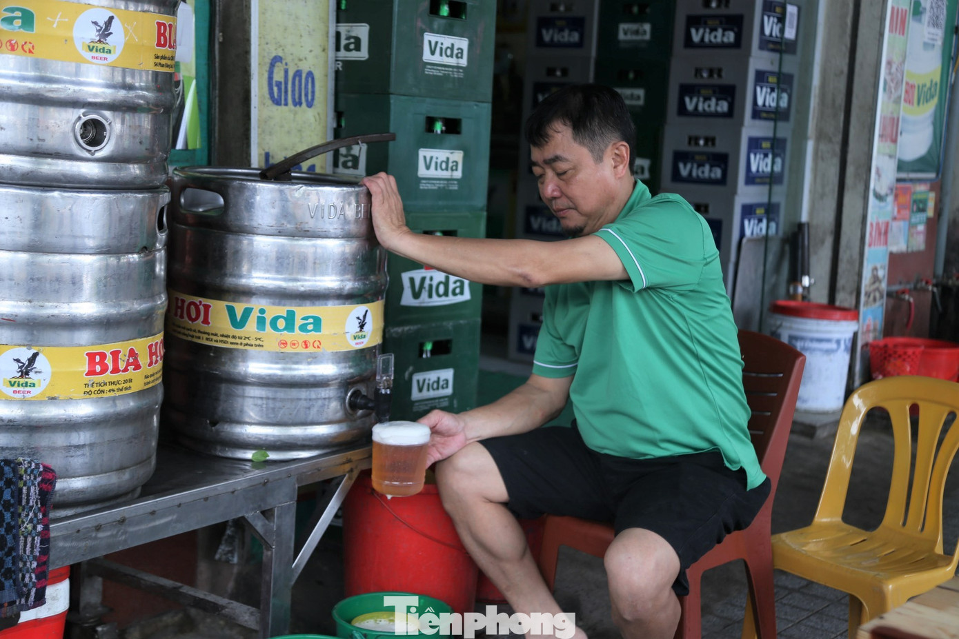 Ông Ngô Xuân Thủy (SN 1968, chủ quán bia số 54 Phan Đăng Lưu) chia sẻ: “Từ giữa tháng 2 đến nay, lượng khách giảm mạnh. Như các năm trước, khoảng thời gian sau Tết cho đến tháng 3,4 là cao điểm nhưng nay chỉ lẻ tẻ vài ba khách. Trước đây hiếm có cảnh tượng này”.