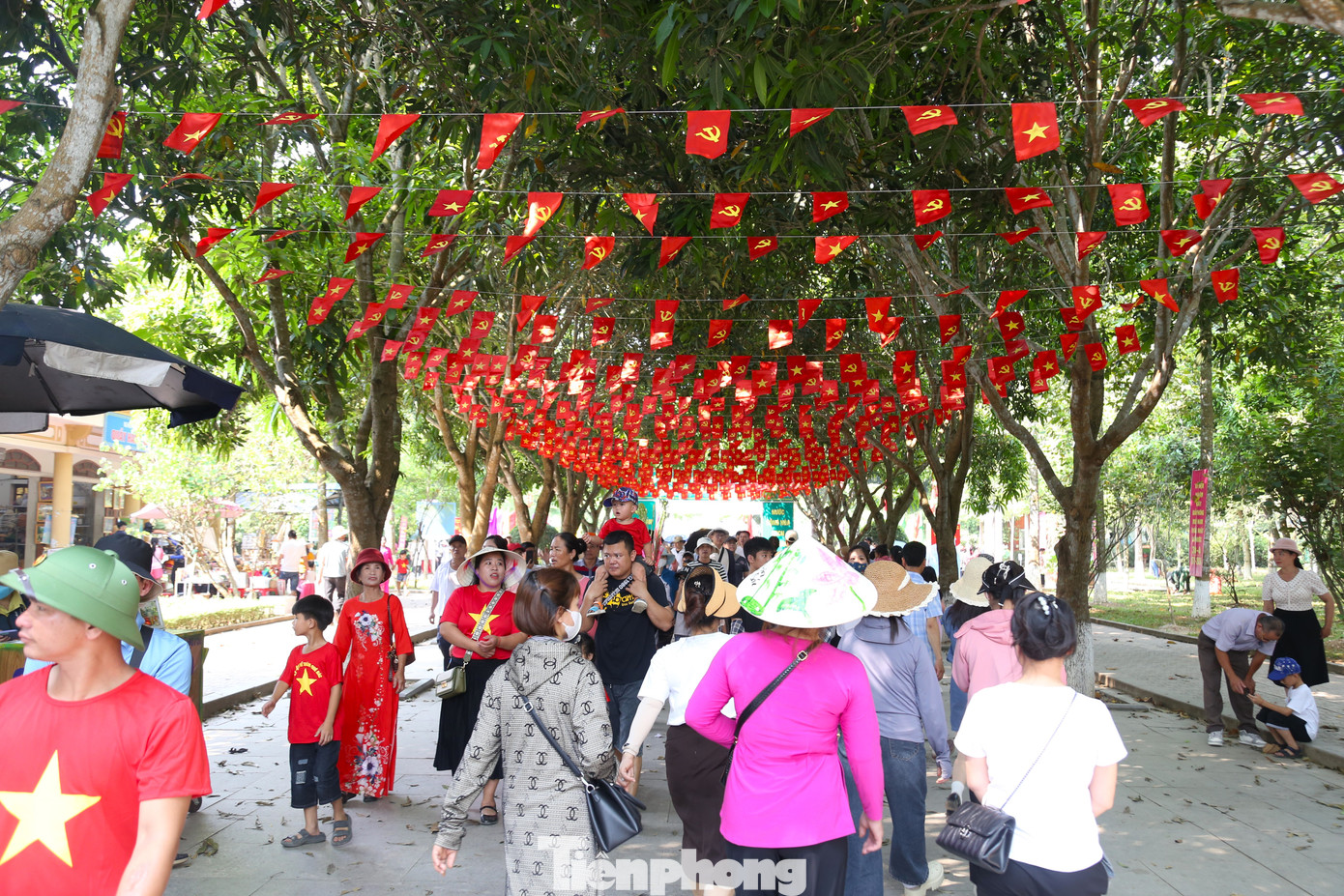 Trong kỳ nghỉ lễ 30/4 - 1/5 kéo dài 5 ngày, rất nhiều gia đình chọn Khu di tích lịch sử quốc gia đặc biệt Kim Liên - nơi Chủ tịch Hồ Chí Minh sinh ra và trải qua những năm tháng tuổi thơ, là điểm đến.