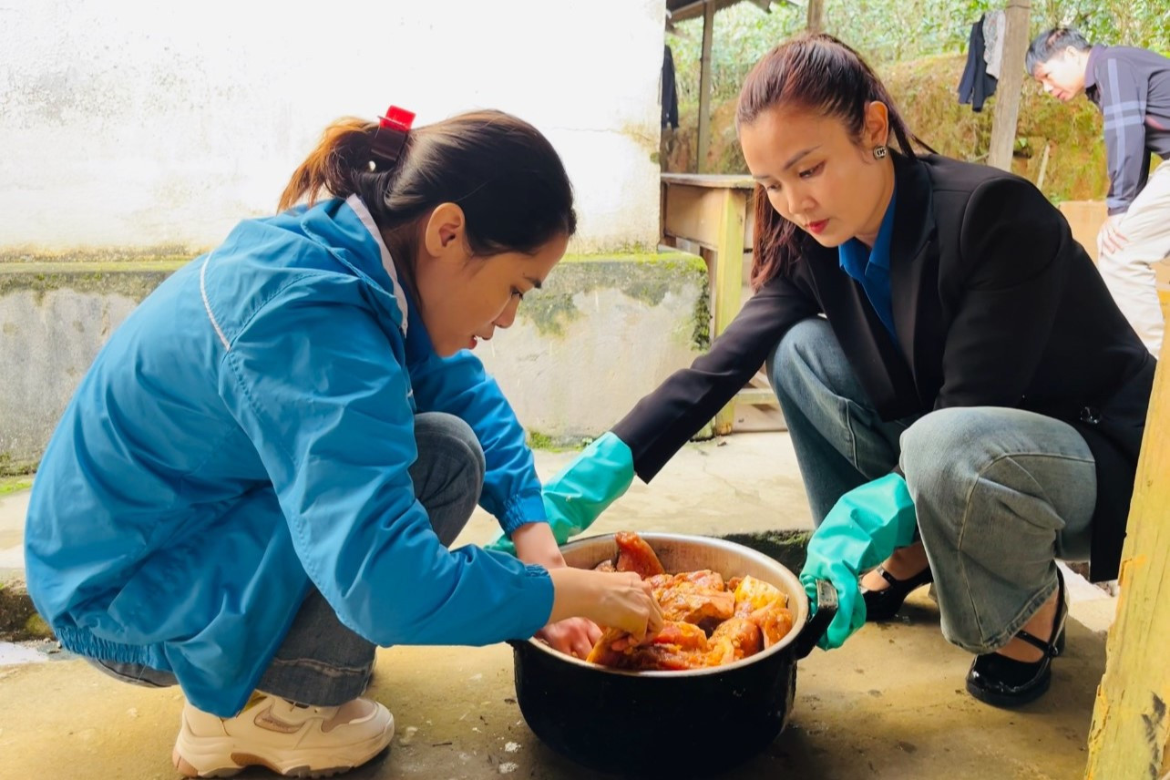 Trong căn bếp nhỏ, đoàn viên, thanh niên, cán bộ chiến sĩ chia nhau ra làm việc, người làm rau, người thái thịt, người đứng bếp,…
