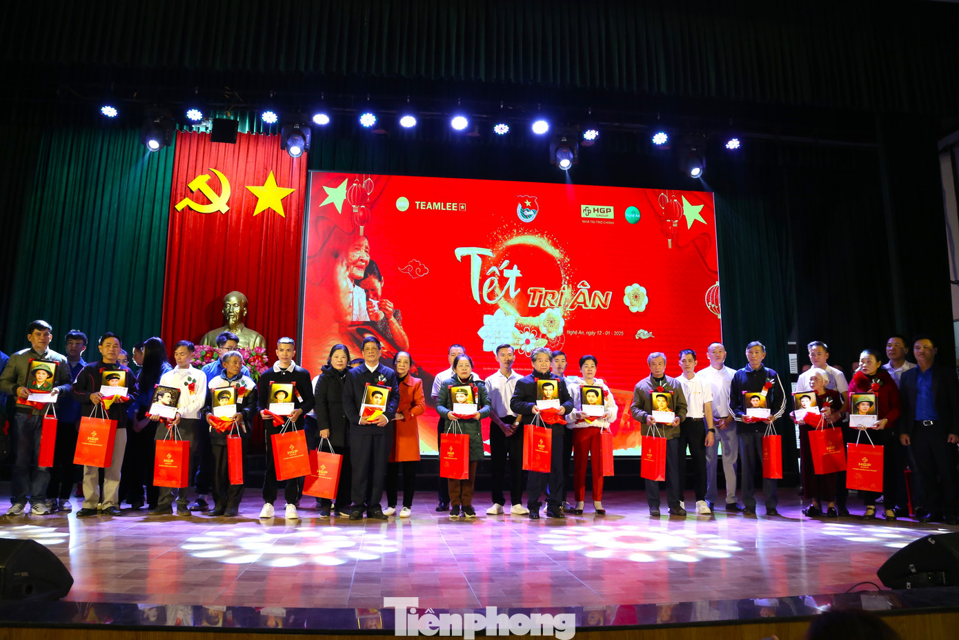 Chiều 12/1, Tỉnh Đoàn Nghệ An phối hợp nhóm Team Lee tổ chức Chương trình “Tết tri ân” năm 2025 tại trường Đại học Vinh. Tại chương trình, nhóm Team Lee đã trao 150 bức ảnh liệt sĩ được phục dựng cho thân nhân, gia đình liệt sĩ.