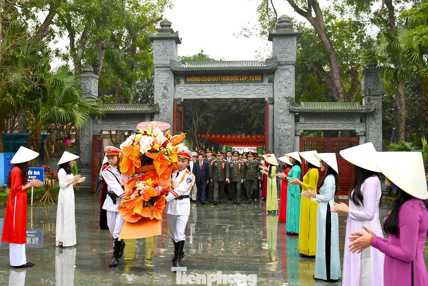 Đoàn đại biểu lãnh đạo Đảng, Nhà nước, Đảng ủy Công an Trung ương, Bộ Công an và tỉnh Nghệ An dâng hương tưởng niệm Chủ tịch Hồ Chí Minh tại Khu di tích Quốc gia đặc biệt Kim Liên.
