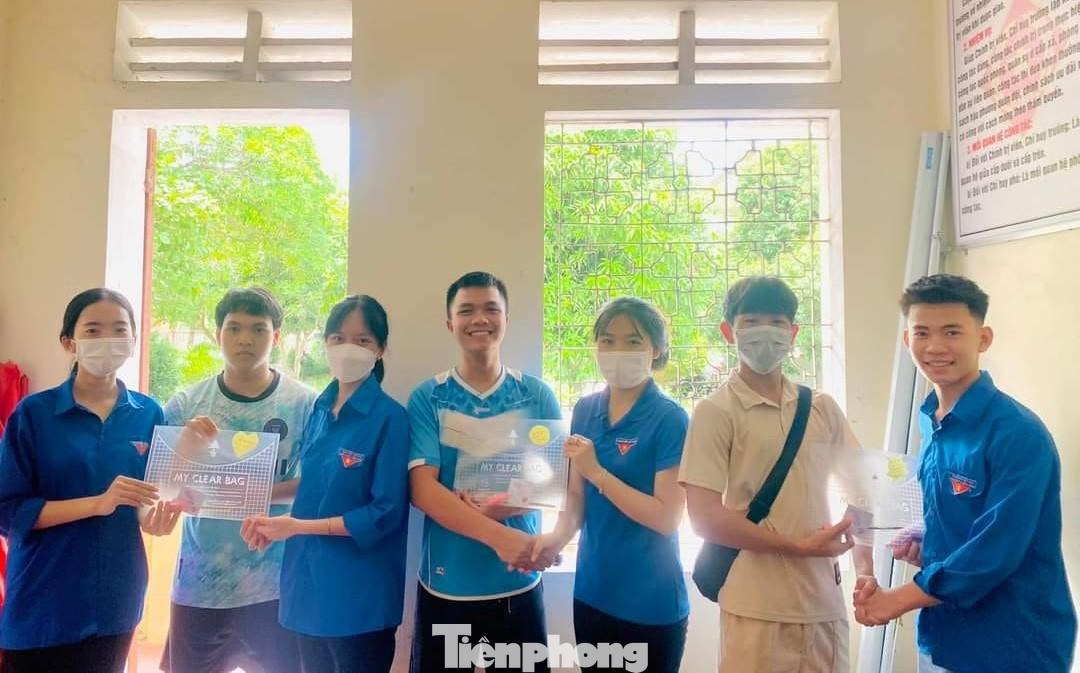 Các sĩ tử vui vẻ đón nhận phần quà của các anh chị “áo xanh”